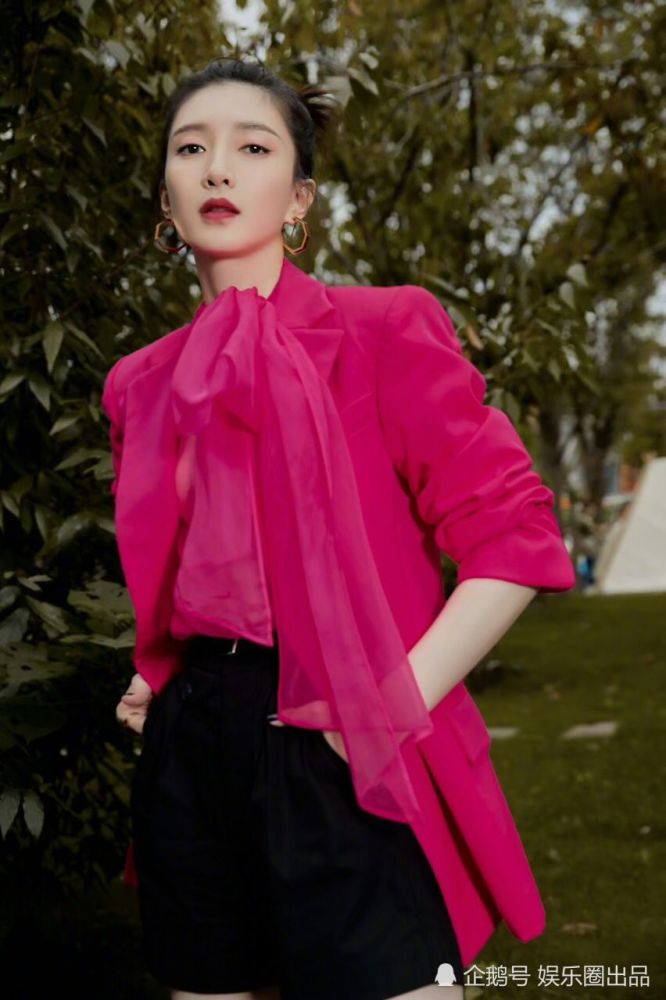 江疏影|江疏影晒最新穿搭照，穿红色西装美出新高度，四字配文超霸气