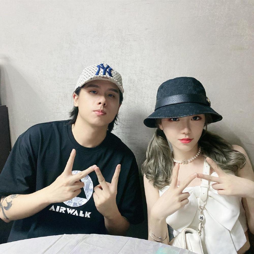 周淑怡先晒电玩城心动照后与男友合照网友智勋怎么办