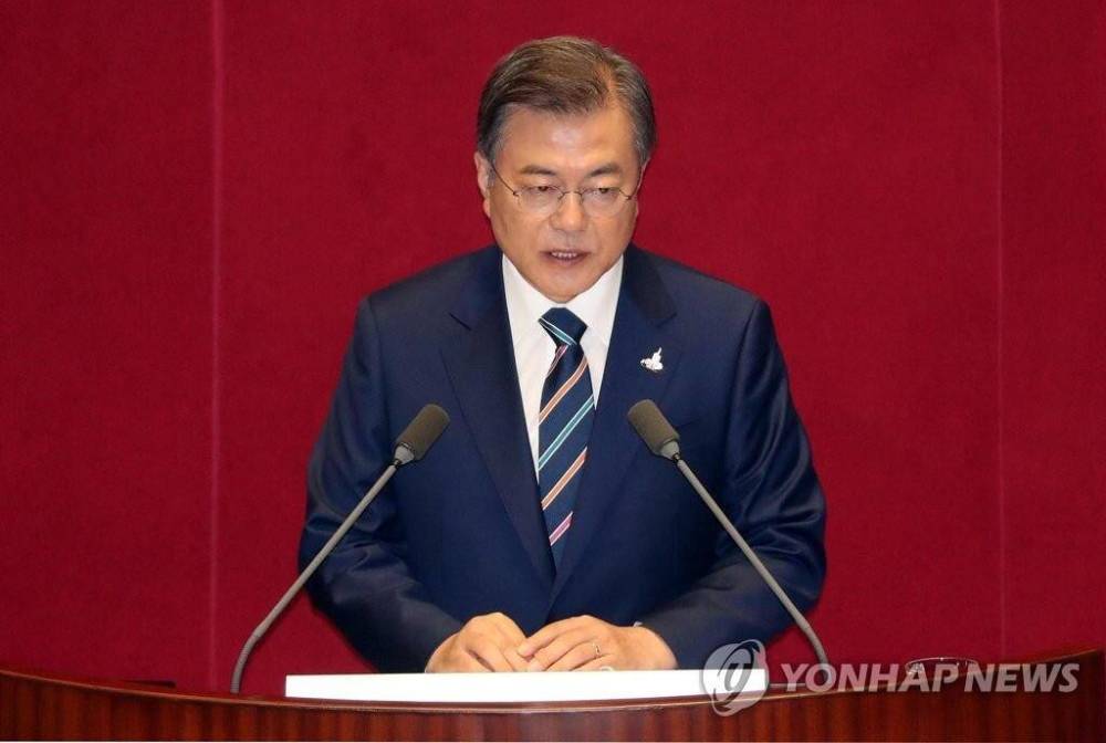 文在寅|男子在国会大楼前向文在寅扔鞋被警察带走，称“让他感受侮辱感和耻辱感”