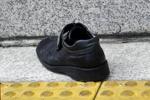 男子在国会大楼前向文在寅扔鞋被警察带走,称让他感受侮辱感和耻辱感