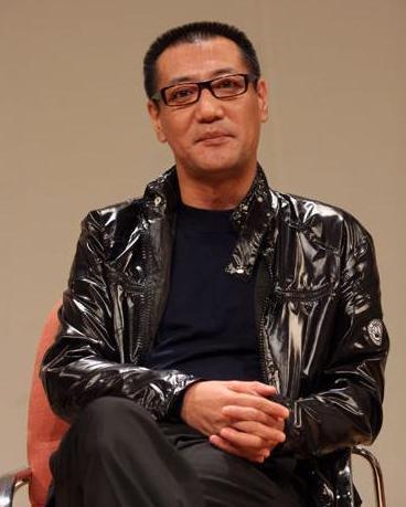 英达的姐姐英小乐,是一位画家,早年便移民美国,现今很少回国.