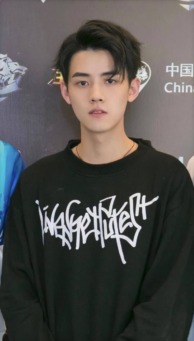 任豪电竞男主脸从年会精英到全能偶像快安排偶像剧吧