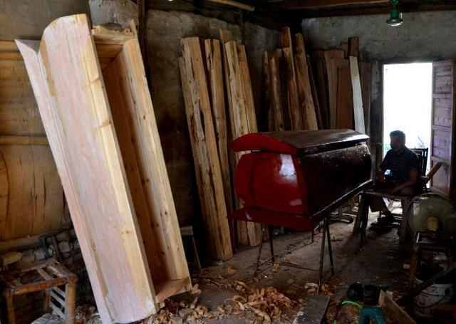 男子开棺材铺,每晚拿扫帚敲棺头后从此生意兴隆,却犯家规遭天谴