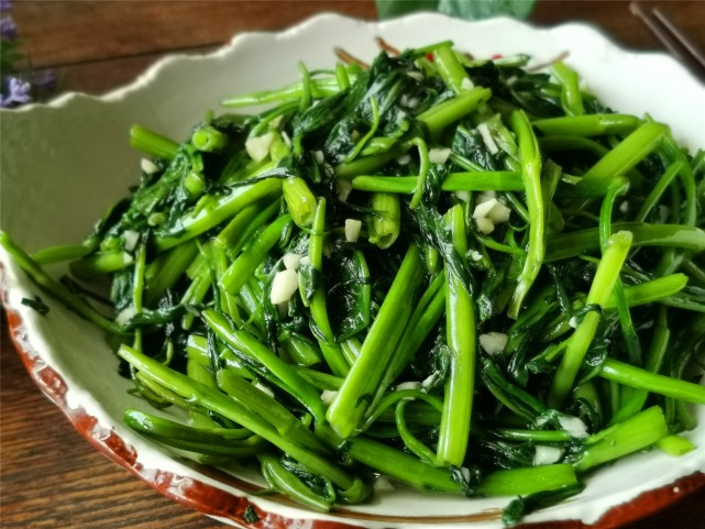 把空心菜择洗干净,沥净水分,水分要沥净,菜上不要有水.