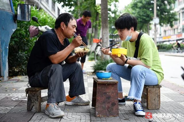 2020年夏,放弃高考的梅丽娜每天中午给爸爸送饭.
