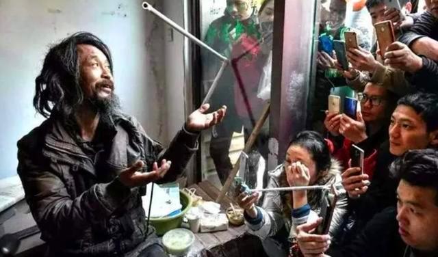 流浪大师|干儿子走了、名气淡了，“流浪大师”沈巍跌落神坛后靠什么生活？