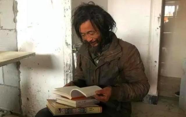 流浪大师|干儿子走了、名气淡了，“流浪大师”沈巍跌落神坛后靠什么生活？