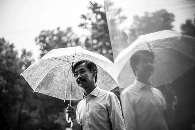 流浪大师|干儿子走了、名气淡了，“流浪大师”沈巍跌落神坛后靠什么生活？