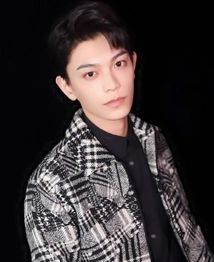 丁禹兮|丁禹兮最新照又被嘲，姿势怪被指模仿青蛙，表情单一与剧中反差大