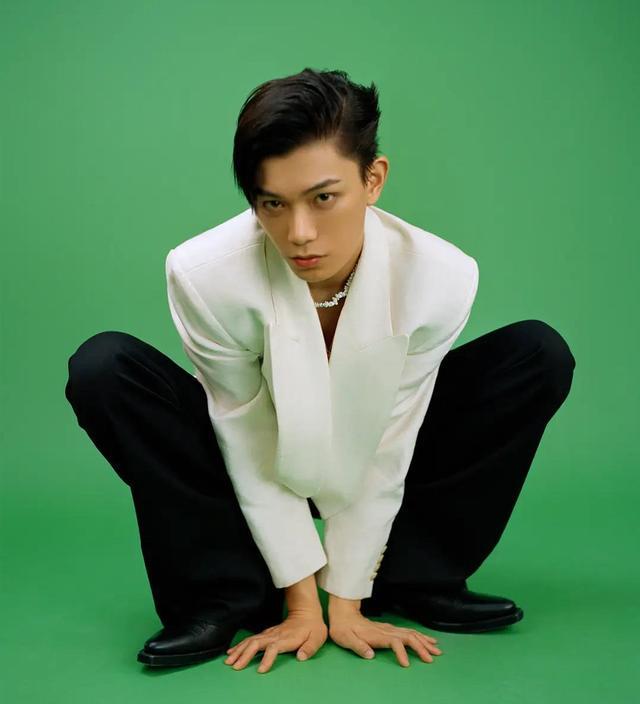 丁禹兮|丁禹兮最新照又被嘲，姿势怪被指模仿青蛙，表情单一与剧中反差大