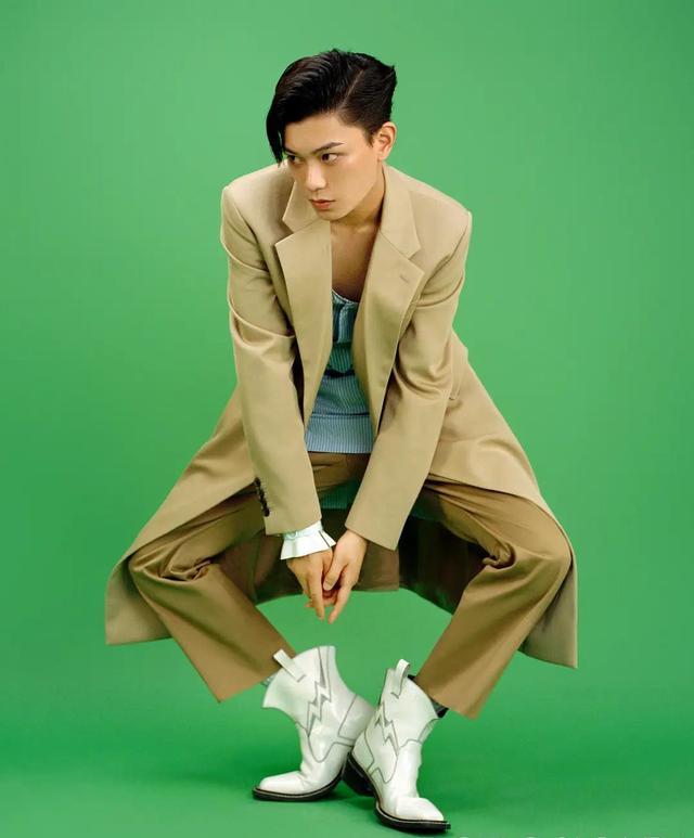 丁禹兮|丁禹兮最新照又被嘲，姿势怪被指模仿青蛙，表情单一与剧中反差大