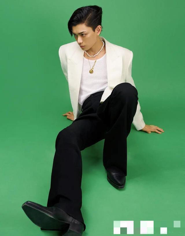 丁禹兮|丁禹兮最新照又被嘲，姿势怪被指模仿青蛙，表情单一与剧中反差大