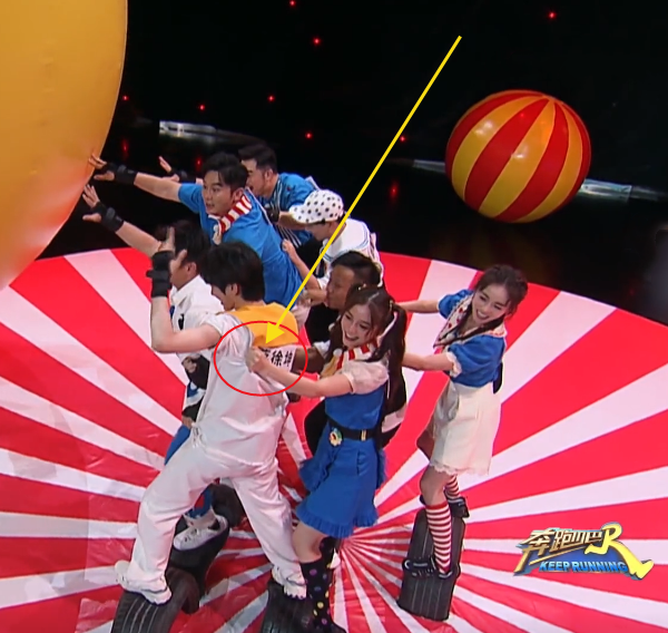 baby拉扯蔡徐坤衣服时谁注意他下一秒的动作网友不淡定了