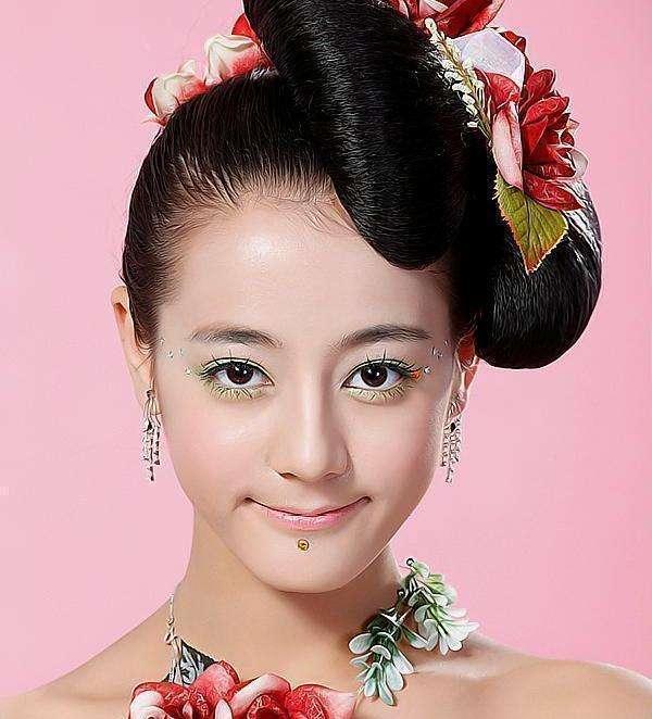 迪丽热巴|迪丽热巴19岁出道，从打酱油到女主，有很大的冲劲儿