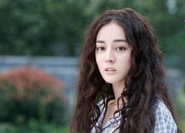 迪丽热巴|迪丽热巴19岁出道，从打酱油到女主，有很大的冲劲儿