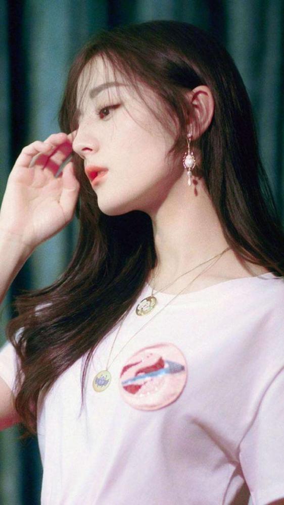 迪丽热巴|迪丽热巴19岁出道，从打酱油到女主，有很大的冲劲儿