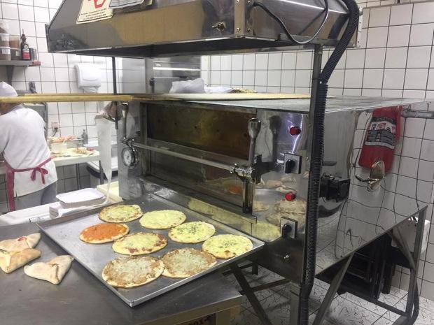 维克多·桑托斯|英14岁男孩馅饼中吃出断指噩梦连连，亲人愤怒索赔，餐厅已停业