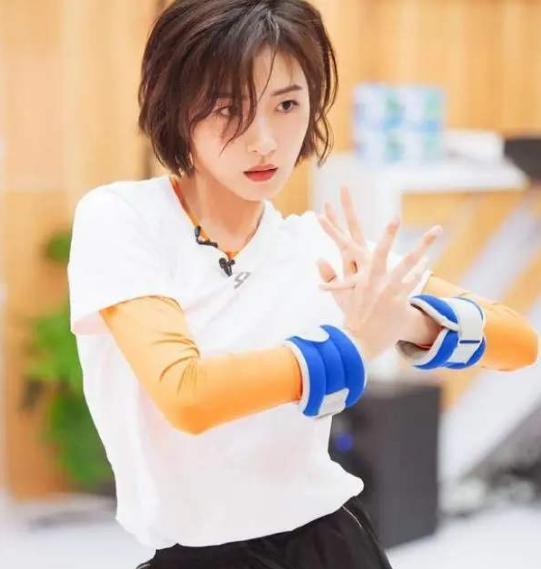 万茜|万茜车祸受伤休养十天闪电复工，最新照片曝光骨折右手用枕头垫着