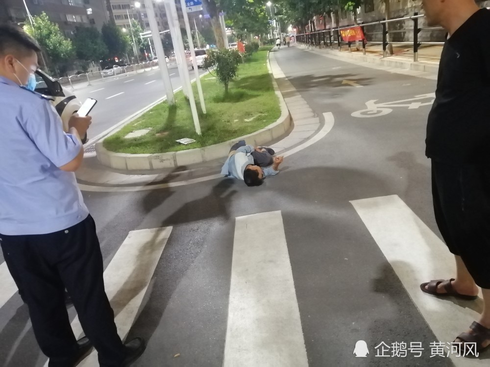 郑州街头奇闻趣事:一男子烂醉如泥倒路边,好心人用围栏对其保护