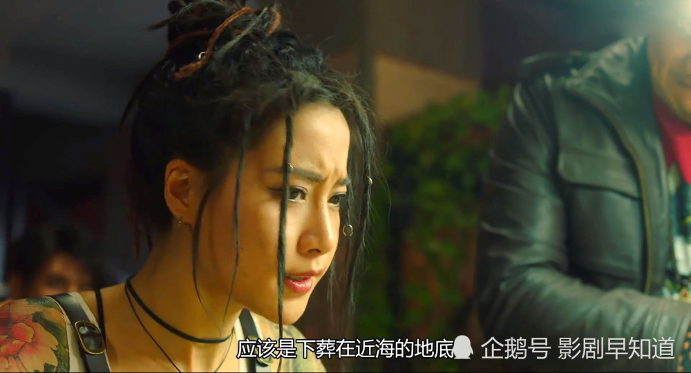 吴邪的二叔吴二白,吴家真正的掌门人,吴老狗(吴邪爷爷)家族的盗墓事业