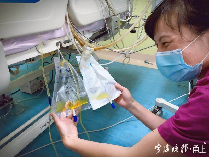 医生捧着宝宝尿袋笑中带泪的照片,让人泪目_腾讯新闻