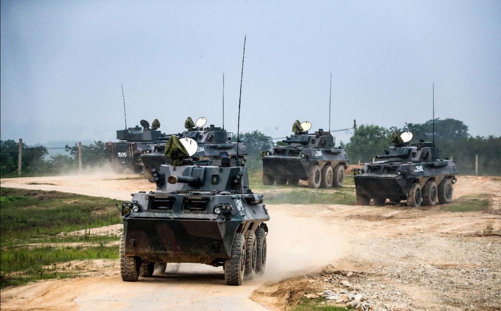 南方部队自行迫榴炮实弹射击演练,迫榴炮是否能取代榴弹炮?