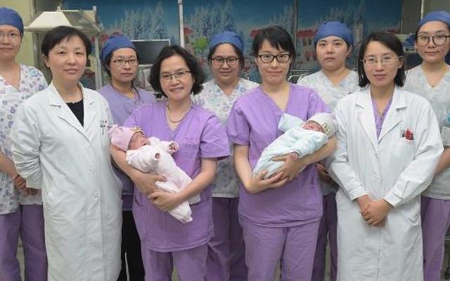 "龙凤胎"刚出生,哥哥就夺了妹妹的初吻,医生被逗得哈哈大笑|双胞胎|孩
