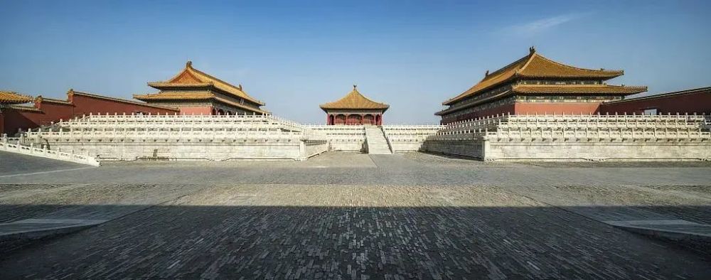 后来,朱棣迁都北京,三大殿延续南京时候名称,叫奉天殿,华盖殿 ,谨身殿