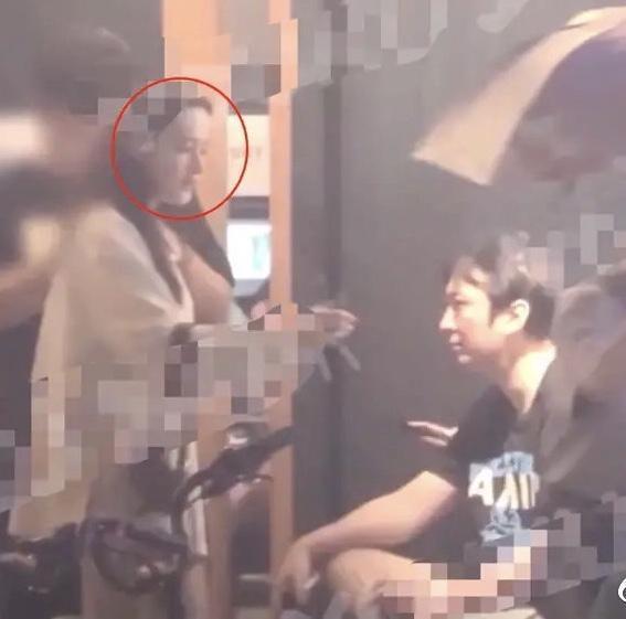 王思聪|左拥右抱太享受！王思聪携两性感女伴觅食，其御女有术两人未争风吃醋