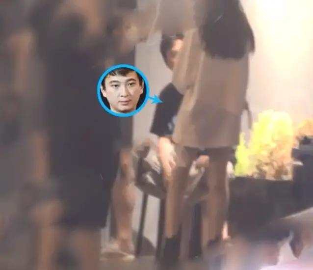 王思聪|左拥右抱太享受！王思聪携两性感女伴觅食，其御女有术两人未争风吃醋