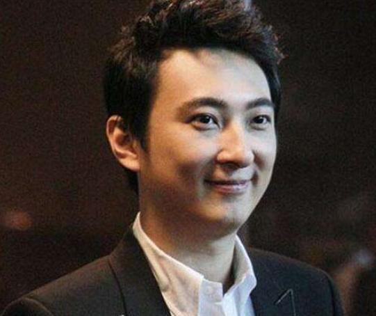 王思聪|左拥右抱太享受！王思聪携两性感女伴觅食，其御女有术两人未争风吃醋