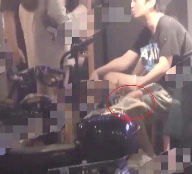 王思聪|左拥右抱太享受！王思聪携两性感女伴觅食，其御女有术两人未争风吃醋