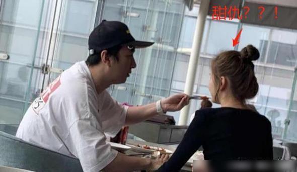 王思聪|左拥右抱太享受！王思聪携两性感女伴觅食，其御女有术两人未争风吃醋