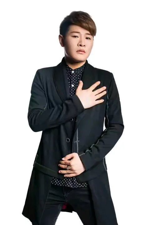 海》师从于原空政文工团女高音歌唱家,北京现代音乐学院声音教授张伟