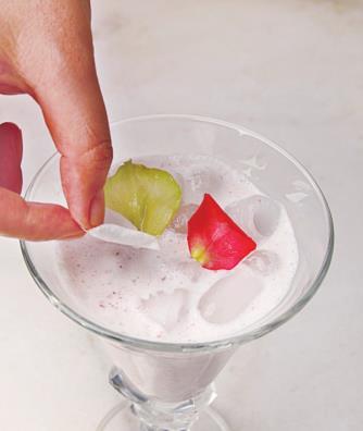 将冷藏好的牛奶取出,放入冰块.