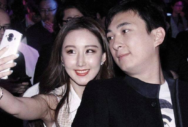 王思聪|左拥右抱太享受！王思聪携两性感女伴觅食，其御女有术两人未争风吃醋