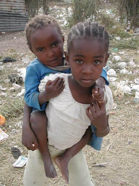 肯尼亚_社会|只值4头牛？肯尼亚女娃被亲爹出售嫁给老人，为逃跑被迫再嫁人