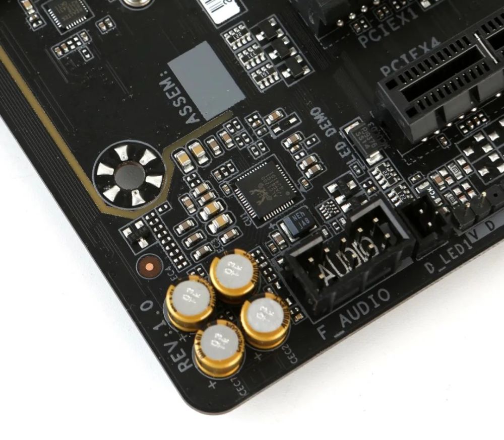 主板音频部分采用了led降噪切割线设计,搭配尼吉康高品质音频电容.