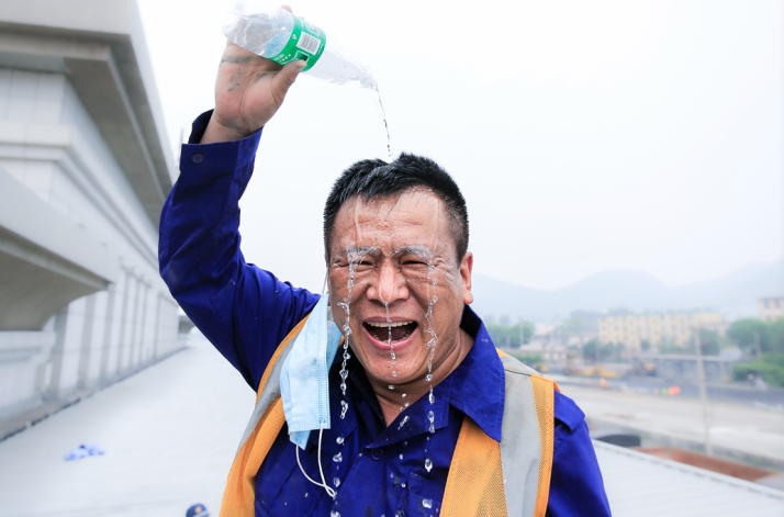 高温下的热面孔加长版三伏天开启酷暑烤验铁路人