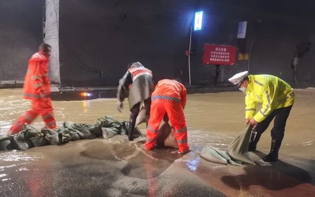 齊嶽山隧道雙向滲水嚴重據瞭解,本輪強降雨不僅導致利川多條河流出現