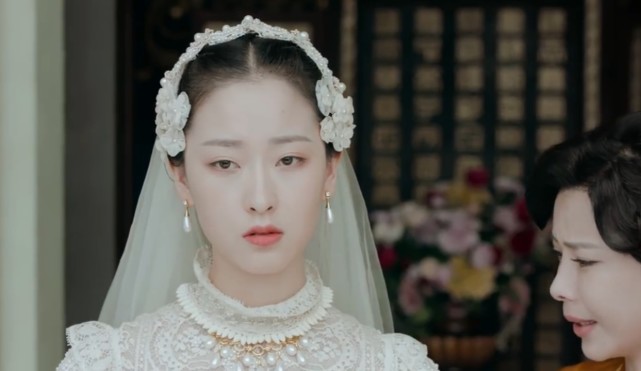 《小娘惹》嫁入张家的玉珠慢慢的变成一副没有灵魂的行尸走肉