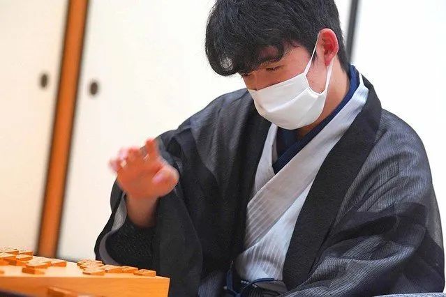 17岁日本将棋棋手"藤井聪太"取得历史上最年轻的棋圣头衔