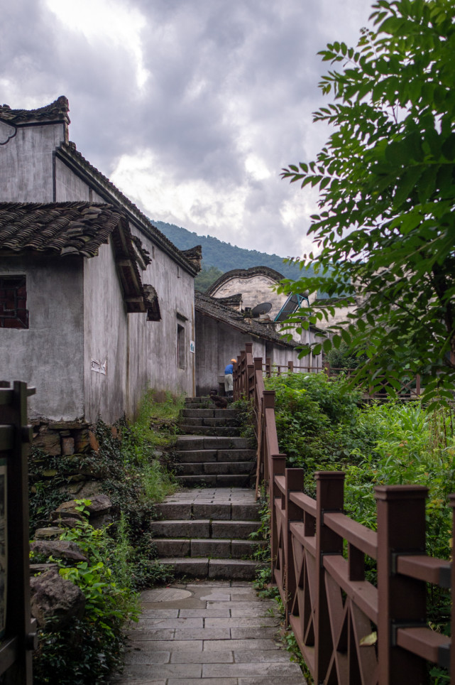 严家古村的徽派建筑比较纯粹,没有雕梁画栋的华丽装饰,眼前所看到的