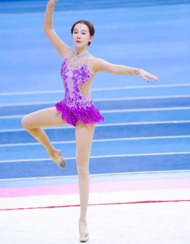 陈小纭|演员陈小纭，因胸大被迫放弃游泳梦，采访时用手遮挡被骂惨