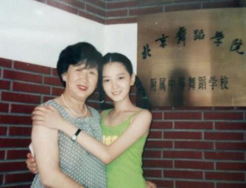 陈小纭|演员陈小纭，因胸大被迫放弃游泳梦，采访时用手遮挡被骂惨