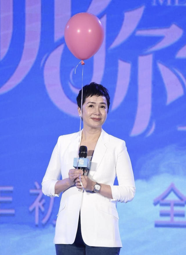 蒋雯丽为什么总是留超短发看到她用短发搭配白西服干练又时髦