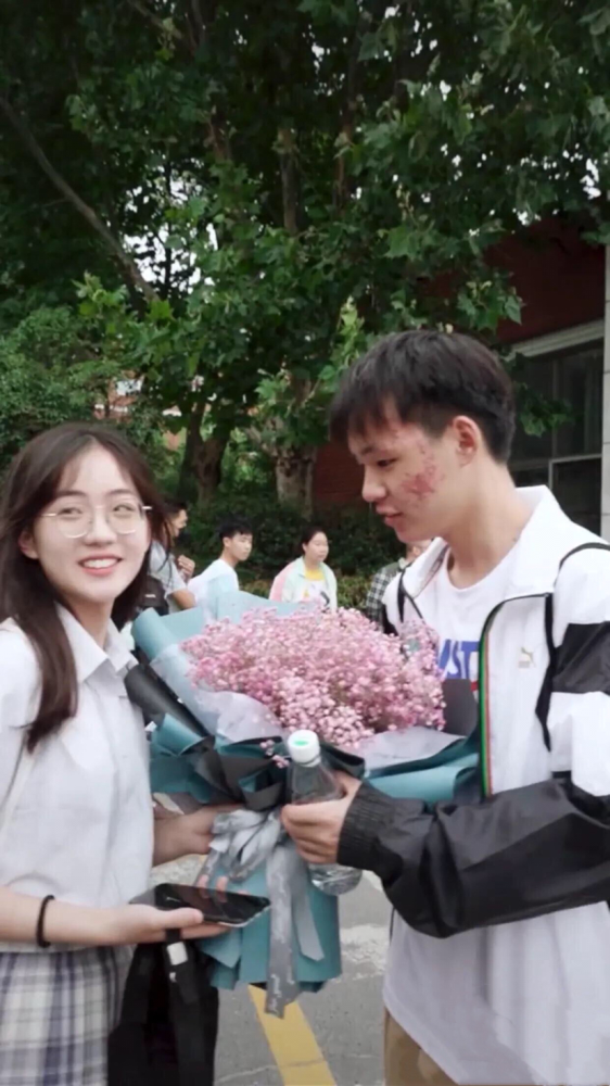 网红|高考“初恋脸”女孩走红：网红，还是一个看脸的时代