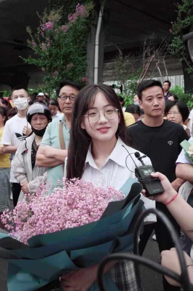 网红|高考“初恋脸”女孩走红：网红，还是一个看脸的时代