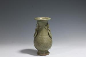 瓷瓶|男子逛地摊花5块钱买个瓷瓶，拿给专家鉴定，专家：你麻烦大了！