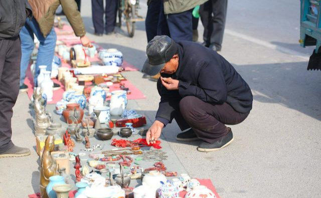 瓷瓶|男子逛地摊花5块钱买个瓷瓶，拿给专家鉴定，专家：你麻烦大了！